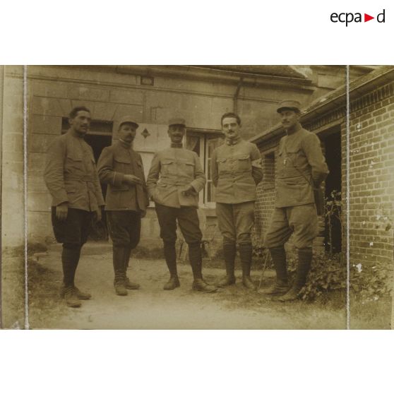 [Portrait de groupe dont Jean Gélas lors d'une pause, s.d.]