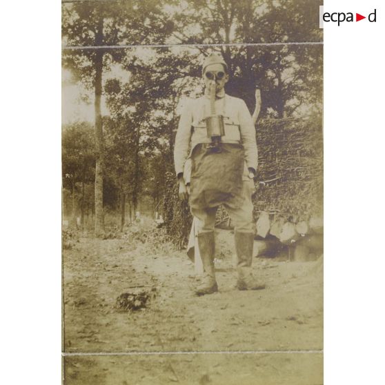 [Soldat portant un masque à gaz, s.d.]