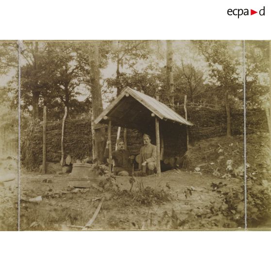 [Portrait de Jean Gélas et d'un camarde dans un petit abri, s.d.]