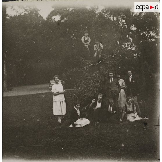 [Portrait de famille autour d'un arbre, s.d.]