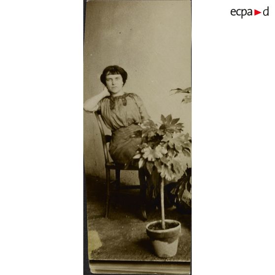 [Portrait d'une femme assise, s.d.]