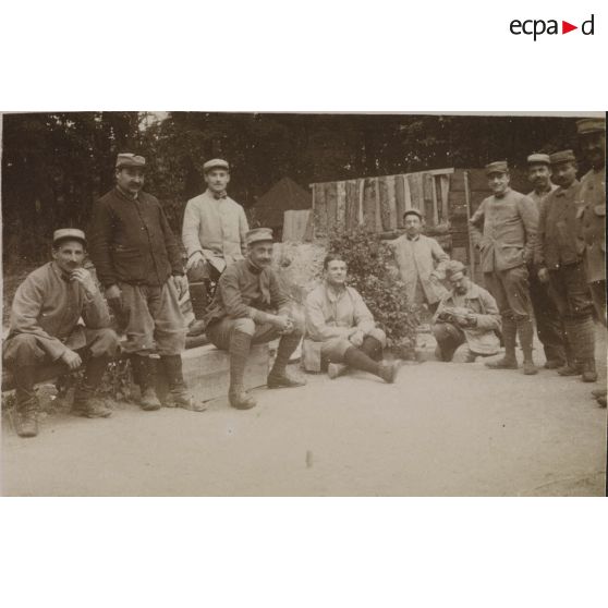 [Photographie de groupe incluant Jean Gélas à genoux, s.d.]
