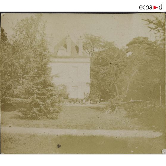 [Vue d'une maison depuis son jardin, s.d.]