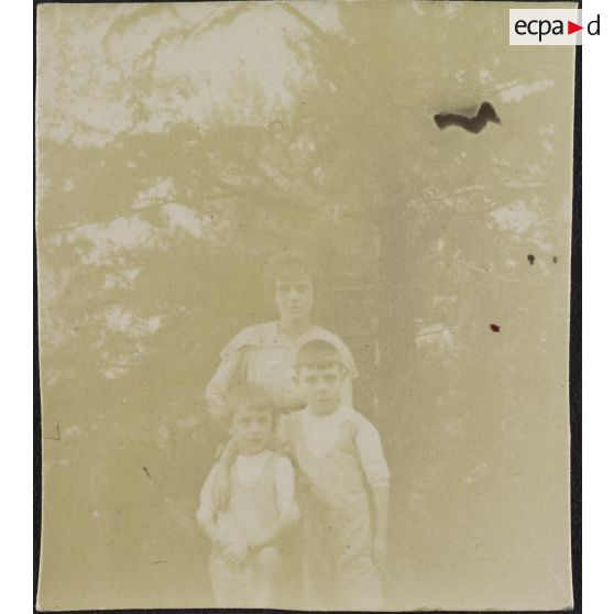 [Portrait d'une femme et deux enfants, s.d.]