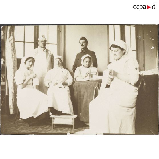 [Portrait d'une équipe médicale et du médecin militaire Jean Gélas, s.d.]