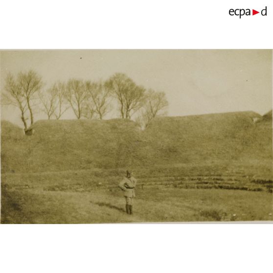 [Un soldat dans un champ, s.d.]