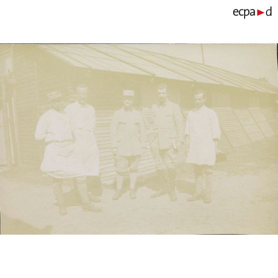 [Portrait de groupe devant un baraquement médical, s.d.]