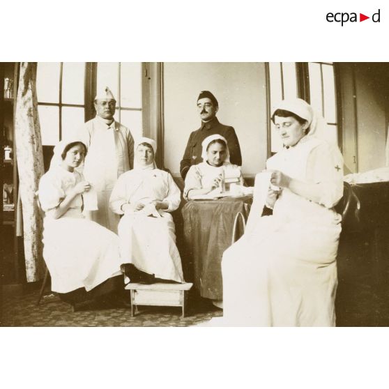 [Portrait d'une équipe médicale et du médecin militaire Jean Gélas, s.d.]