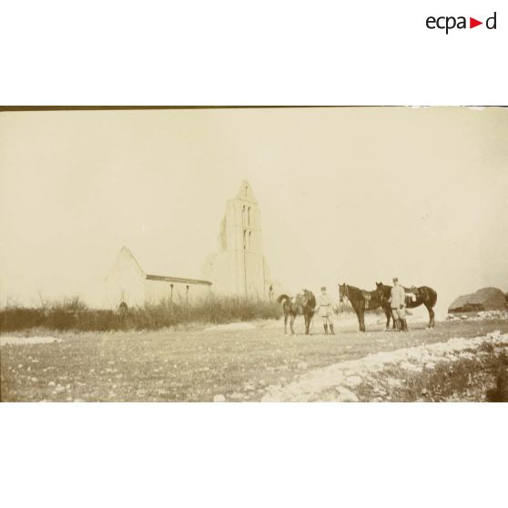 [Deux cavaliers et leurs chevaux devant une église en ruines, s.d.]