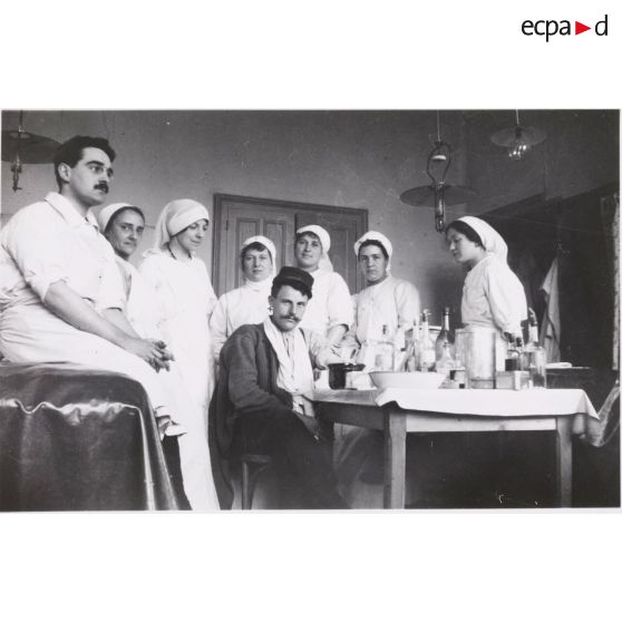 [L'équipe médicale du médecine militaire Jean Gélas autour d'un patient, s.d.]
