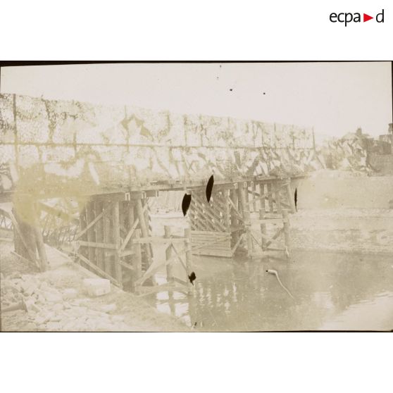 [Pont reconstruit et camouflé, s.d.]