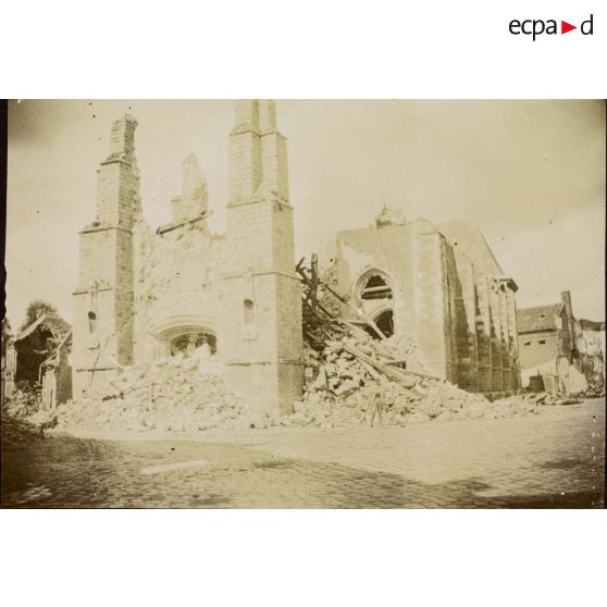 [Eglise en ruines, s.d.]