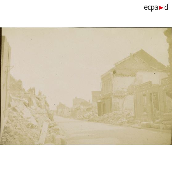 [Rue d'un village en ruines, s.d.]