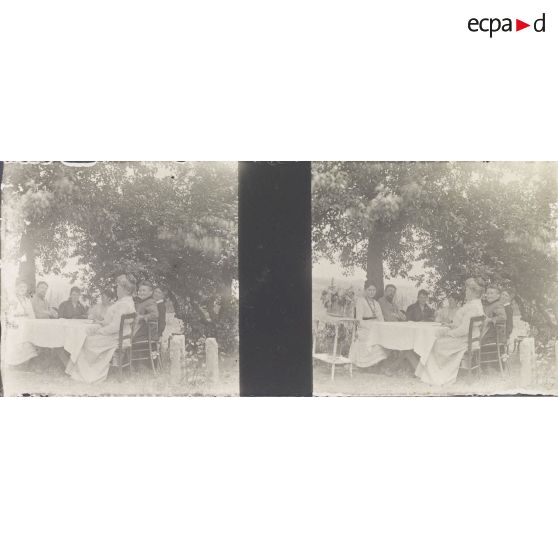 [Portrait de groupe autour d'une table, s.d.]