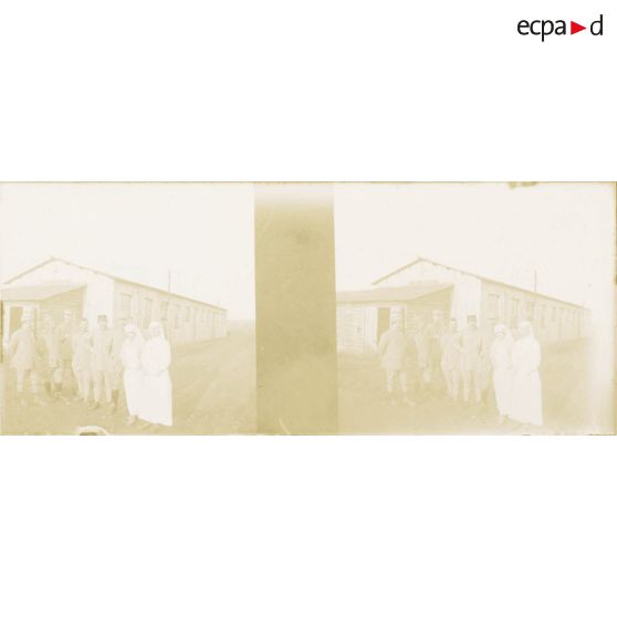[Infirmières et soldats posant devant un hôpital de campagne, s.d.]