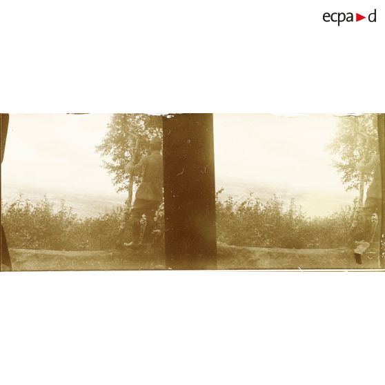 [Soldat observant le paysage, s.d.]