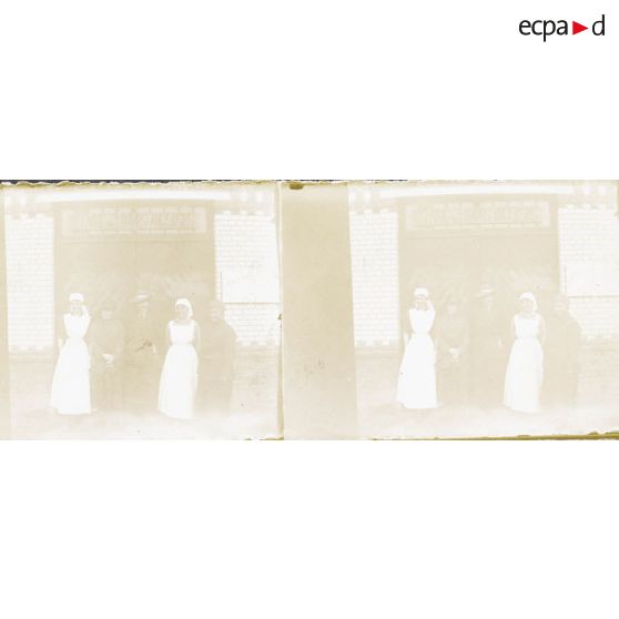 [Infirmières et représentantes de l'Œuvre des Dames Anglaises posant sur le perron d'un local caritatif, s.d.]