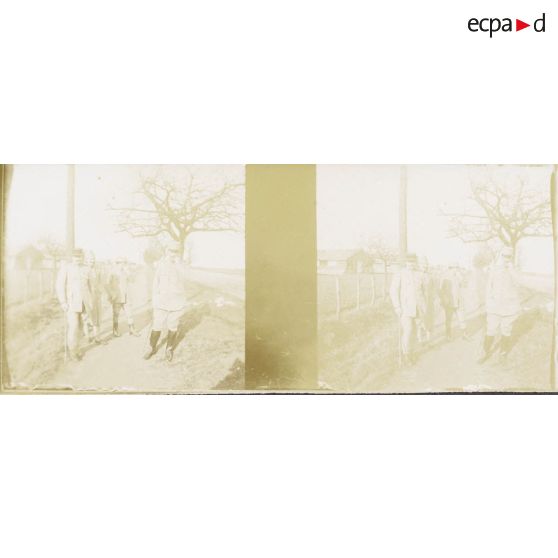 [Portrait de groupe sur un chemin, s.d.]