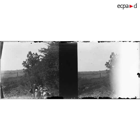 [Photographie de famille dans un paysage de campagne, s.d.]