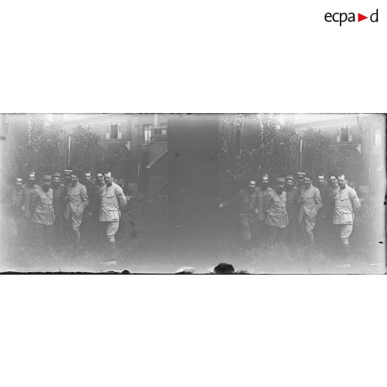 [Un groupe de militaires dans une cour, s.d.]