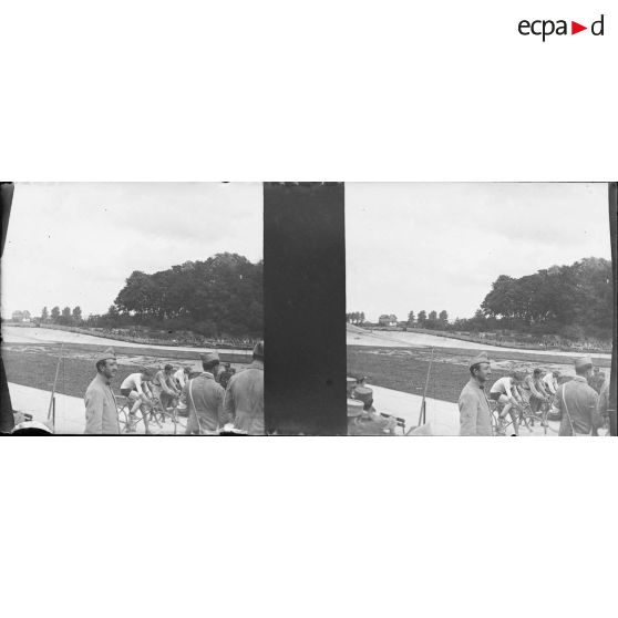 [Soldats dans le public d'une course cycliste, s.d.]
