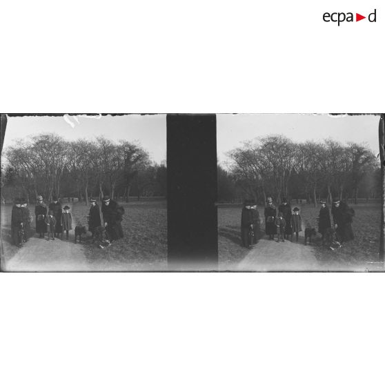 [Photographie de groupe dans un jardin public, s.d.]