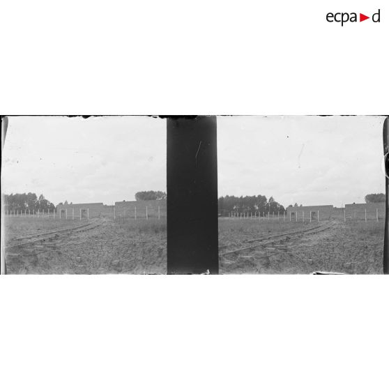 [Chemin de fer aboutissant dans un ensemble architectural inachevé ou détruit, s.d.]