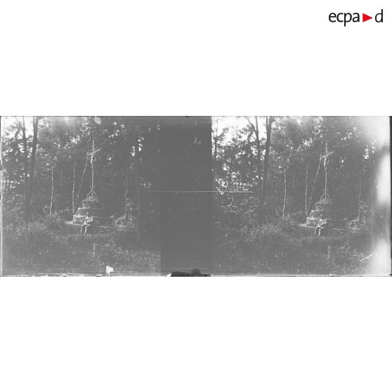 [Soldat assis au pied d'un calvaire, s.d.]