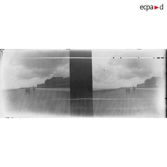 [Soldats marchant sur le front de mer, s.d.]