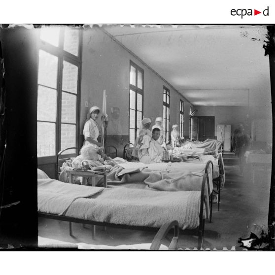 [Infirmières posant auprès de blessés, s.d.]