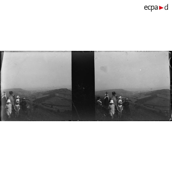 [Photographie de famille sur les hauteurs d'un paysage, s.d.]