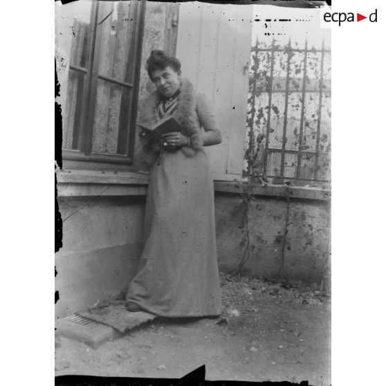 [Portrait d'une femme avec un livre en extérieur, s.d.]