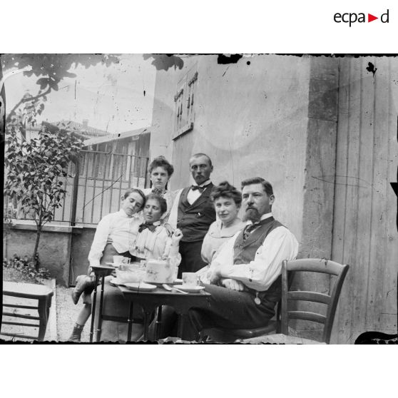 [Photographie de groupe en extérieur, s.d.]
