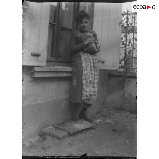[Femme tenant un chaton dans les bras, s.d.]