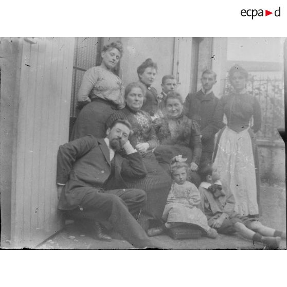 [Photographie de famille dans la cour d'une maison, s.d.]