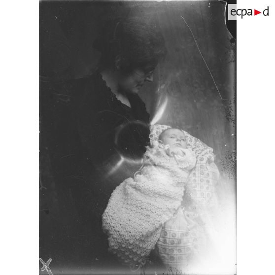 [Portrait de femme tenant un nouveau-né dans ses bras, s.d.]