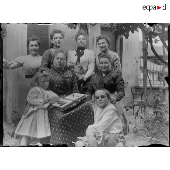[Portrait de femmes et enfants, s.d.]