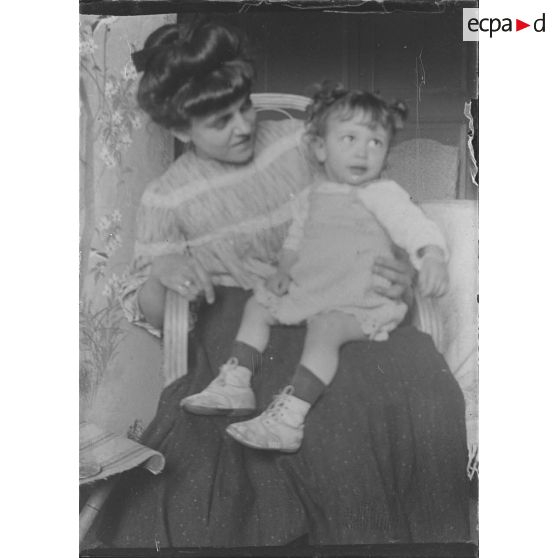 [Portrait d'une femme et d'une enfant sur ses genoux, s.d.]
