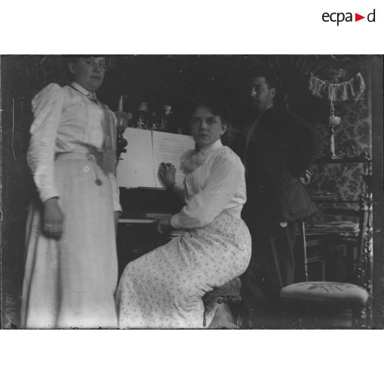 [Portrait de famille au piano, s.d.]