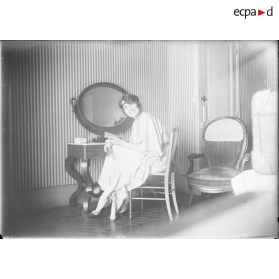 [Femme posant devant sa coiffeuse, s.d.]