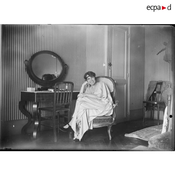 [Femme posant devant sa coiffeuse, s.d.]