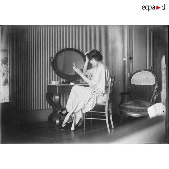 [Femme posant devant sa coiffeuse, s.d.]