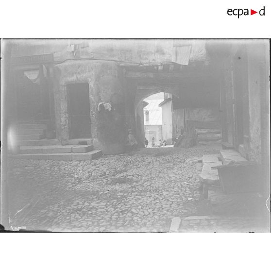 [Enfant dans une ruelle, s.d.]
