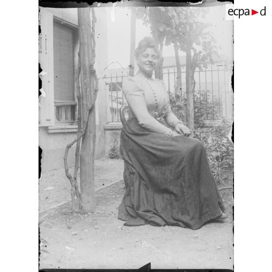 [Portrait de femme en extérieur, s.d.]