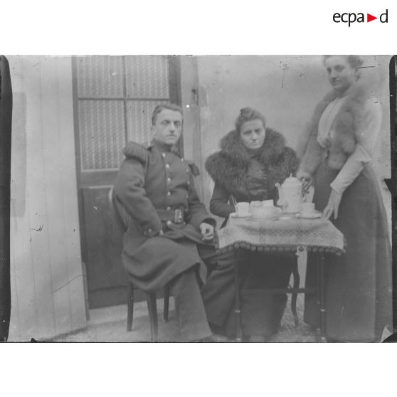 [Portrait de famille autour d'une table, s.d.]