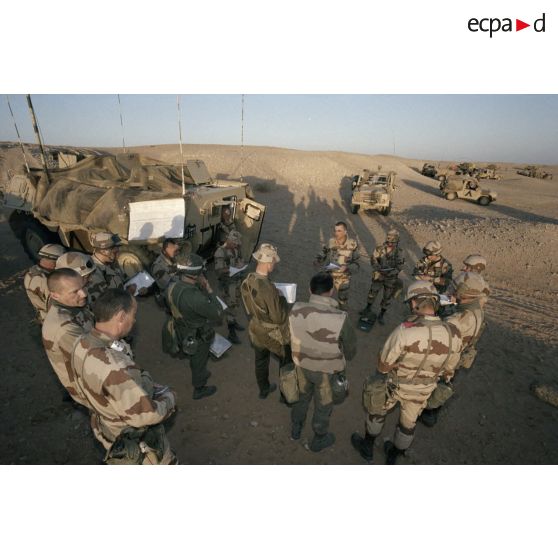 Au matin le colonel Bernard Thorette, chef de corps du 3e RIMa (régiment d'infanterie de marine), donne ses ordres à ses cadres pour le début de l'offensive terrestre.