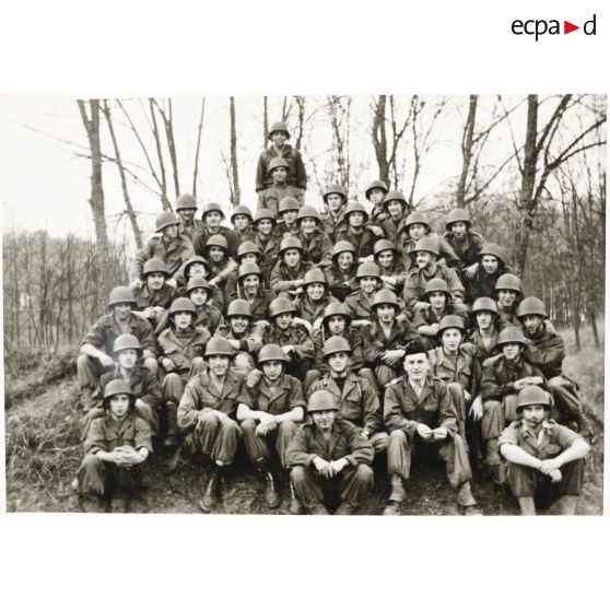 Groupe souvenir fin du peloton. Fin du séjour à Tubingen : 1er novembre 1957. En route pour Rastatt !!!! [légende d'origine]