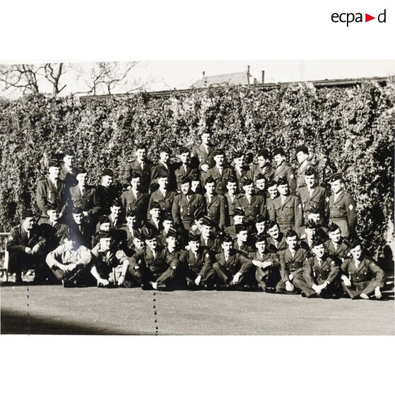 Groupe souvenir fin du peloton. Fin du séjour à Tubingen : 1er novembre 1957. En route pour Rastatt !!!! [légende d'origine]