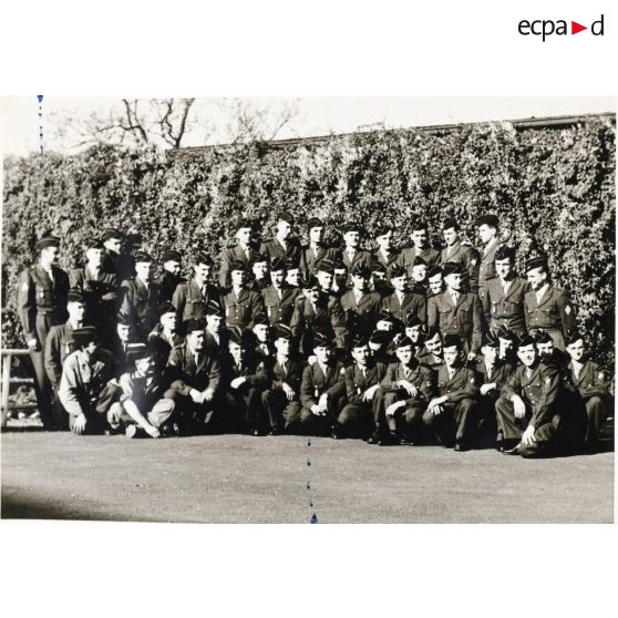 Groupe souvenir fin du peloton. Fin du séjour à Tubingen : 1er novembre 1957. En route pour Rastatt !!!! L[ieutenan]t Thomassin. [légende d'origine]
