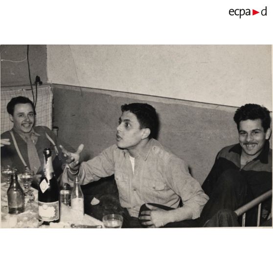 Vin d'honneur, en petit comité, pour audition de la bande "Pacques 58". [légende d'origine]